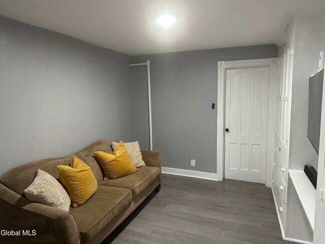 Building Photo - 39 S Lake Ave