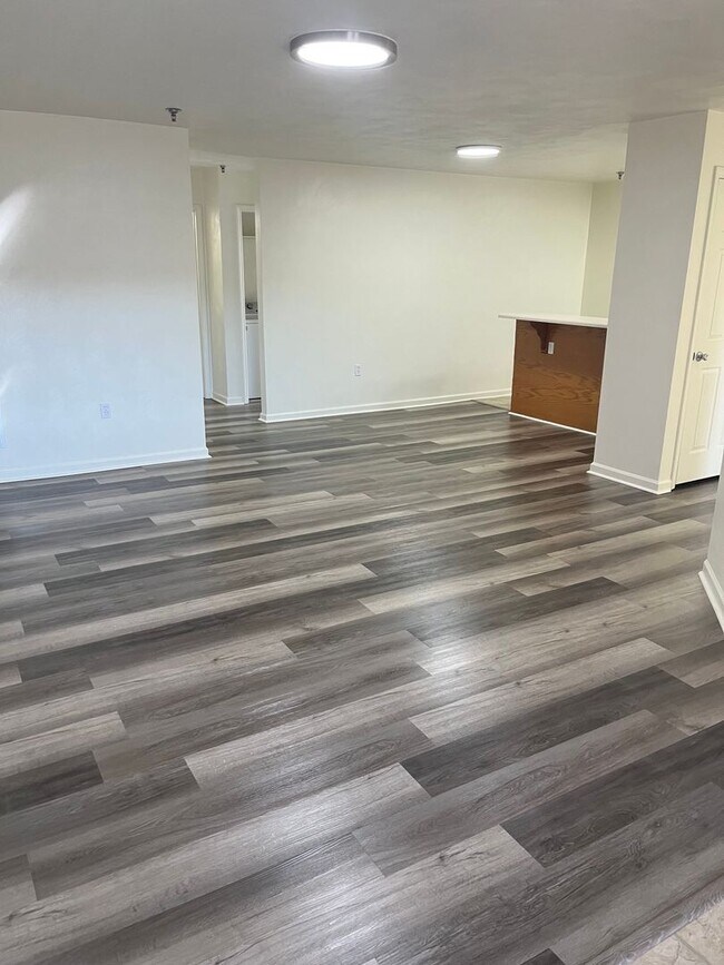 Building Photo - 4 Bedroom 2 Bathroom 1st Floor