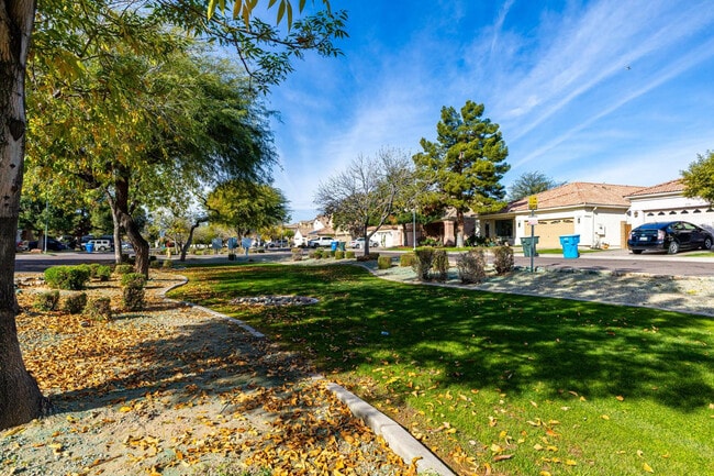 Building Photo - 2707 W Lamar Rd