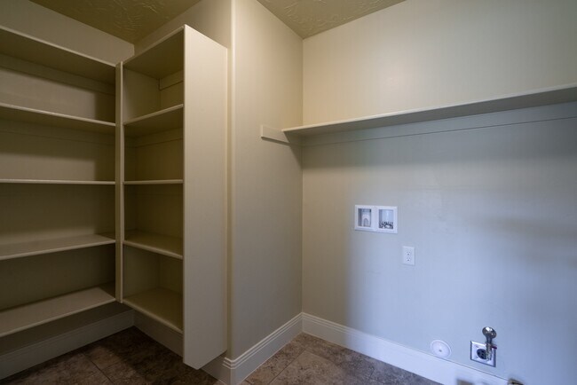 Building Photo - Pet Friendly-Beautiful 3 bed 2 bath home w...