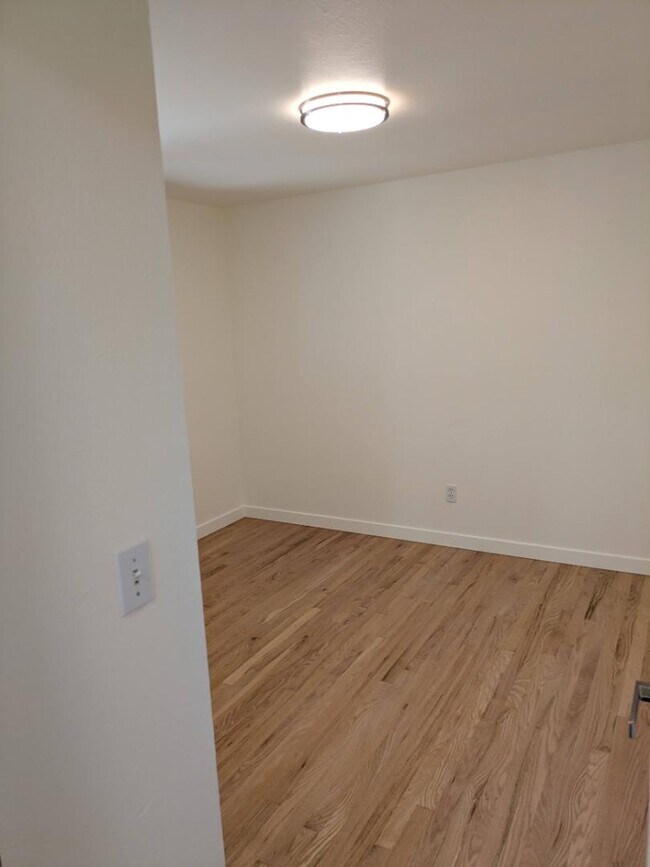 Building Photo - 425 Manhattan Dr