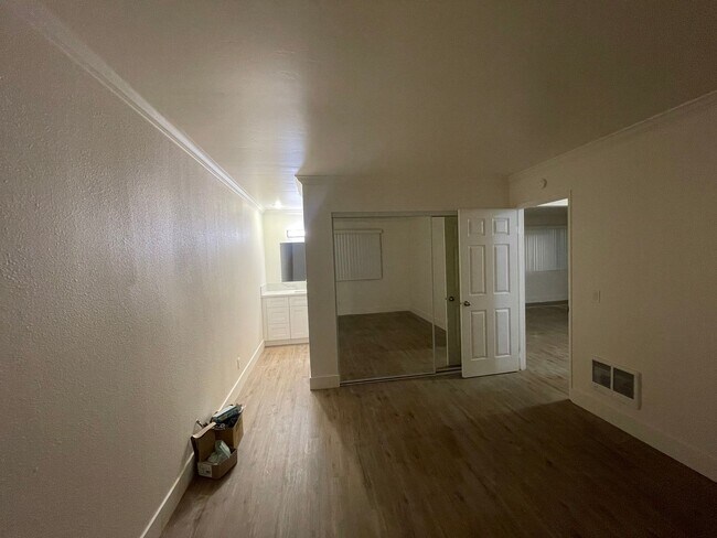 Building Photo - 1 Bedroom Just Blocks From the Ocean