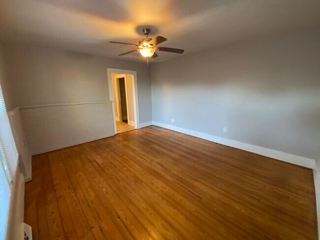 Family Room - 714 Old Grove Rd