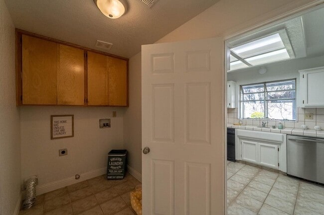 Building Photo - 3 bedroom minutes from shopping & freeway access!