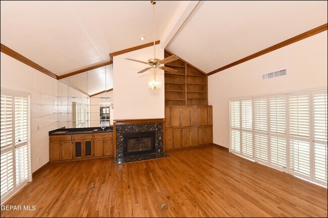Building Photo - 1004 Los Jardines Cir