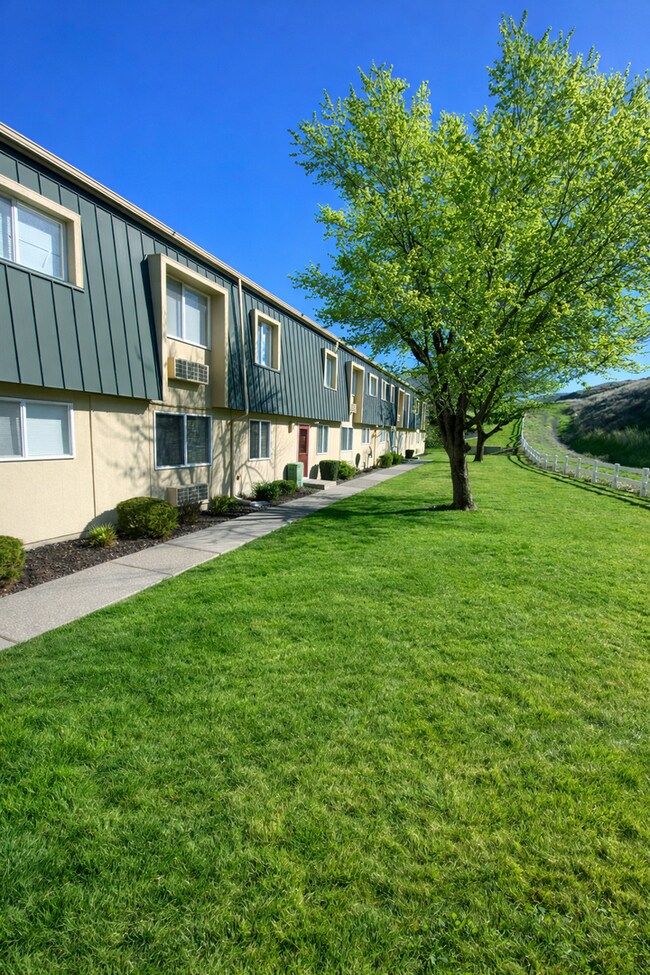 Building Photo - Make Your Move To Prosser!