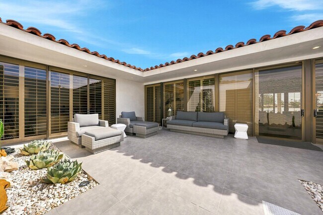 Building Photo - 78025 Lago Dr