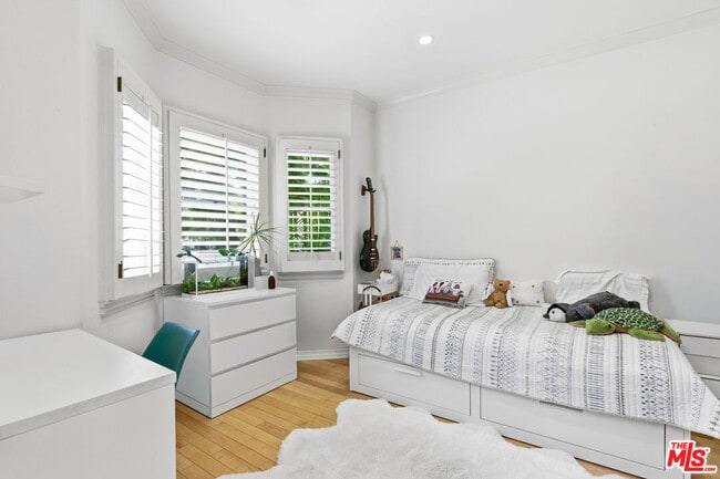 Building Photo - 4401 Moorpark Way