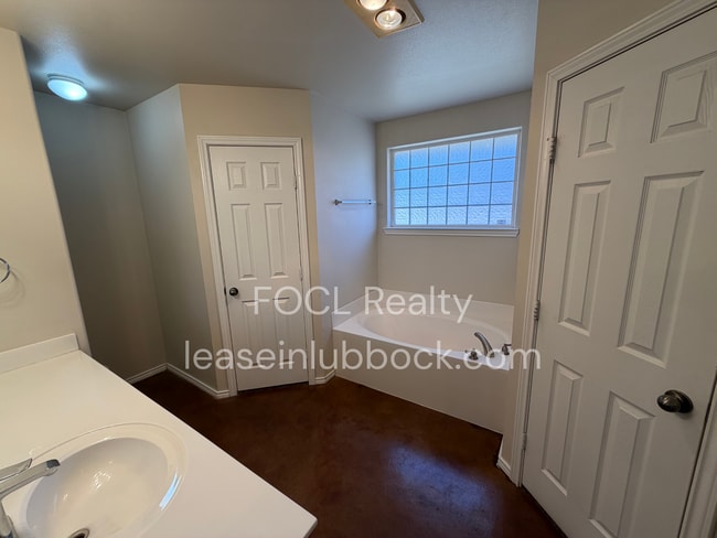 Building Photo - Bright and Welcoming 3/2/2