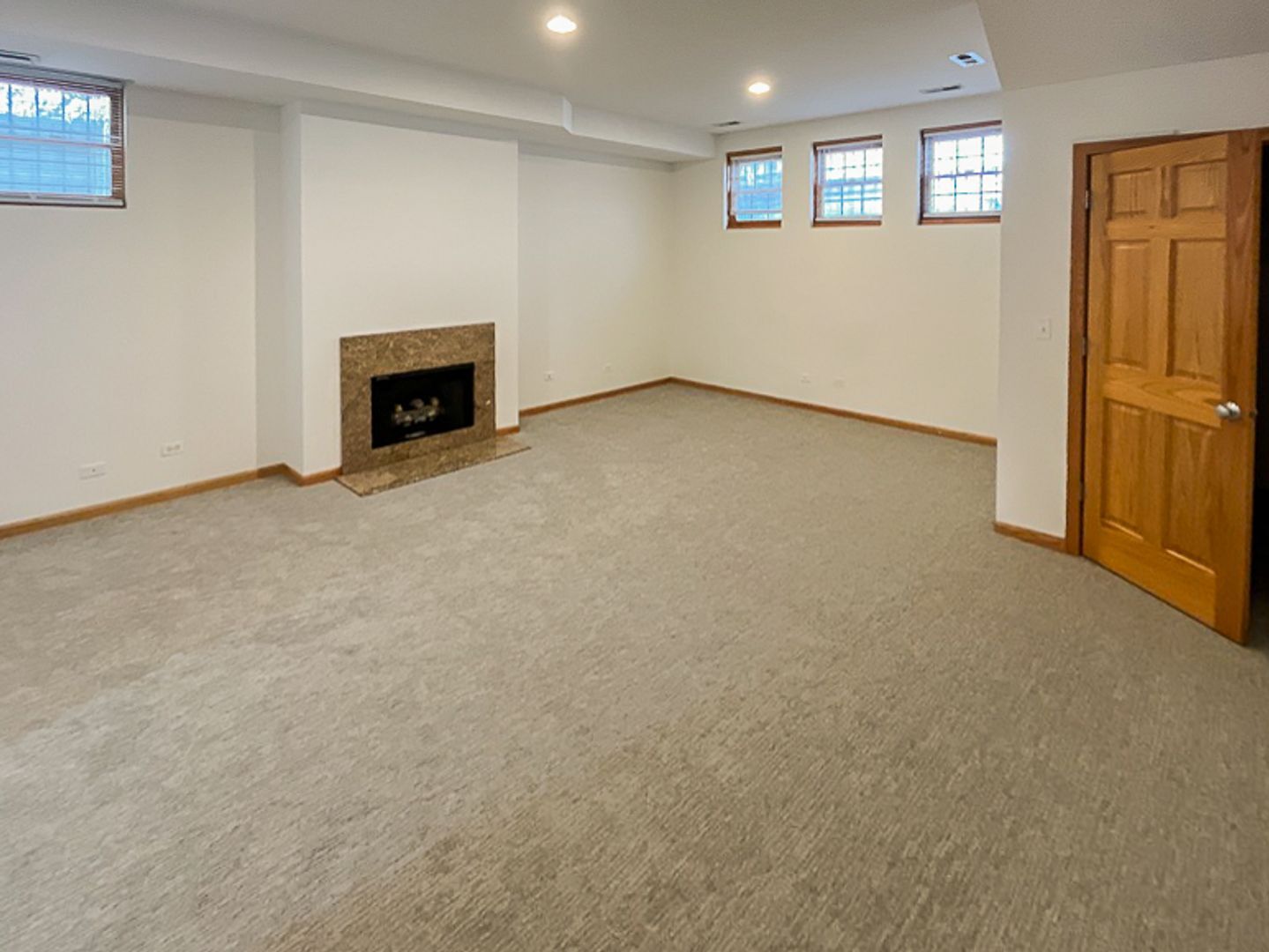 Building Photo - 1319 W Belmont Ave