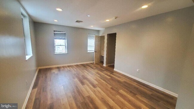 Building Photo - 29 E Hinckley Ave