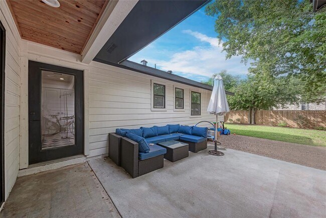 Building Photo - 1607 Sweetbriar Ave