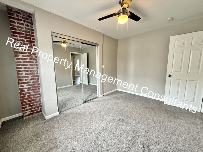 Building Photo - 2 Bed 1 bath lower- level apartment in North Kansas City!