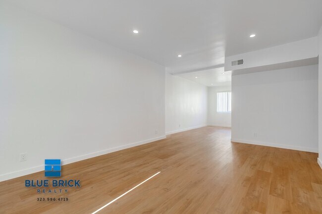 Building Photo - 5320 Corteen-18