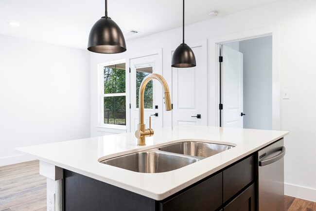 Building Photo - 1521 S Rusk Ave