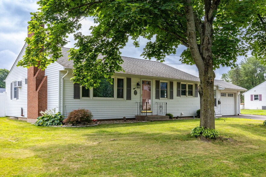 Primary Photo - 10 Holiday Ln