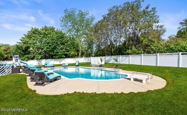 Building Photo - 16 Bridle Dr