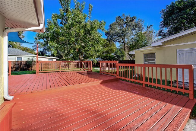 Building Photo - 1701 E Henry Ave