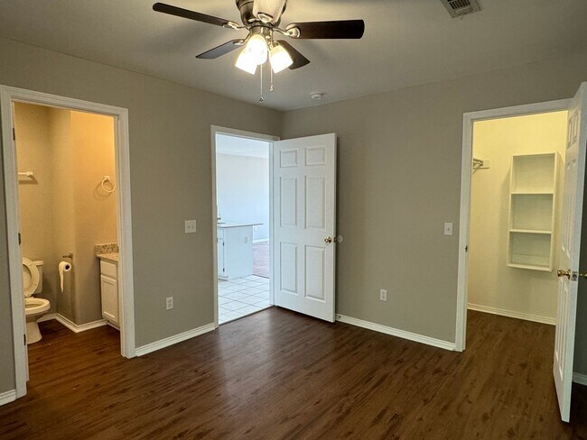 Building Photo - Just off Campus 8/15 Move In!