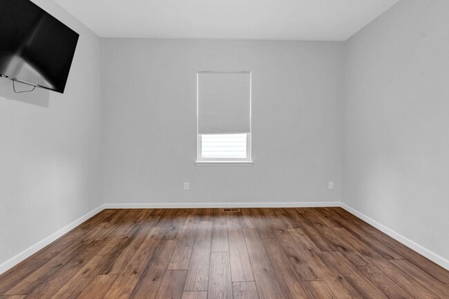 Building Photo - Beautiful low-maintenance ranch home with turf in front and back!