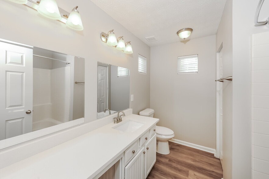 Building Photo - 1255 W Oaks Way