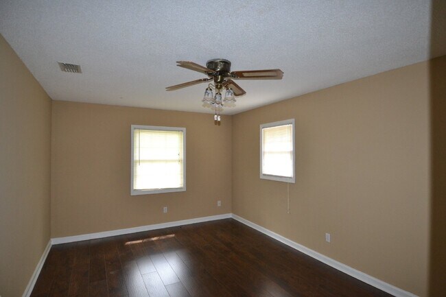 Building Photo - Home For Rent