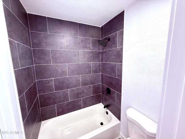 Building Photo - 1009 E Chipman Rd