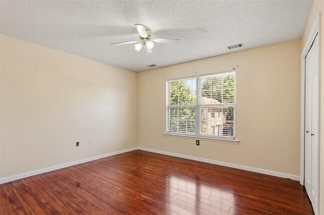 Building Photo - 14 Sandy Pond Ct