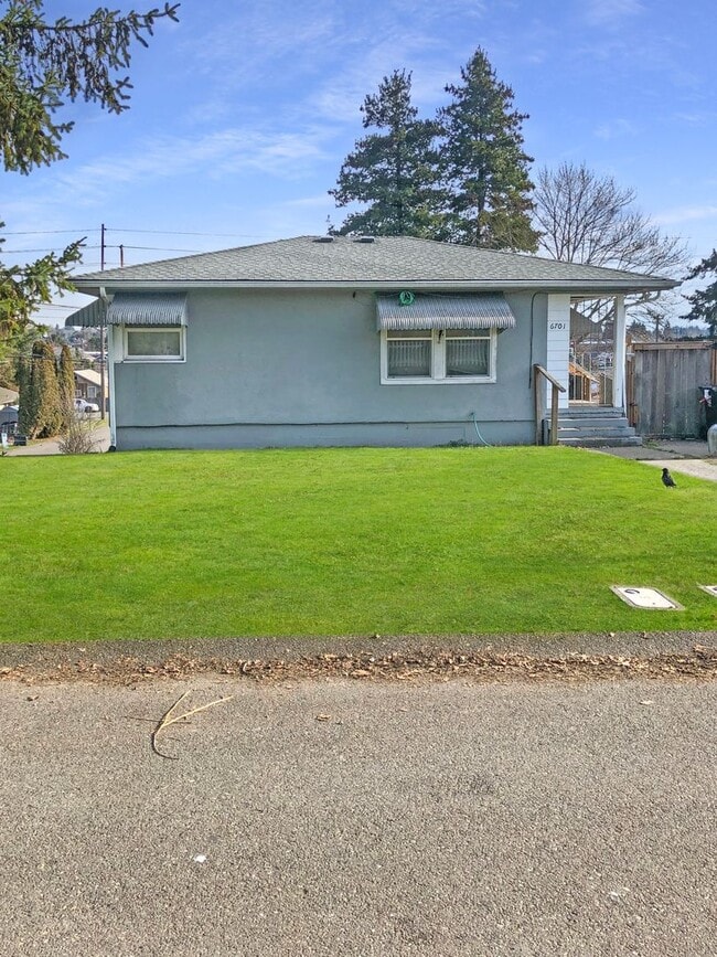 Building Photo - Nicely Updated 3/1 Tacoma Duplex