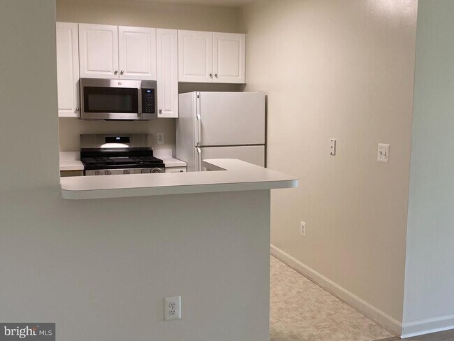 Building Photo - 7000 Falls Reach Dr