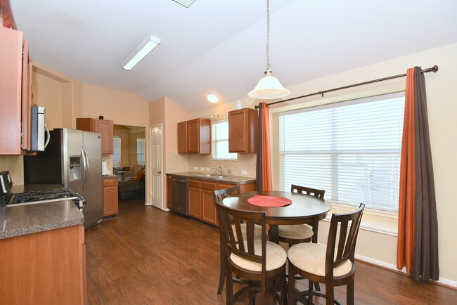 Building Photo - BEAUTIFUL 3 BEDROOM 2 BATH WITH WOOD TILE ...