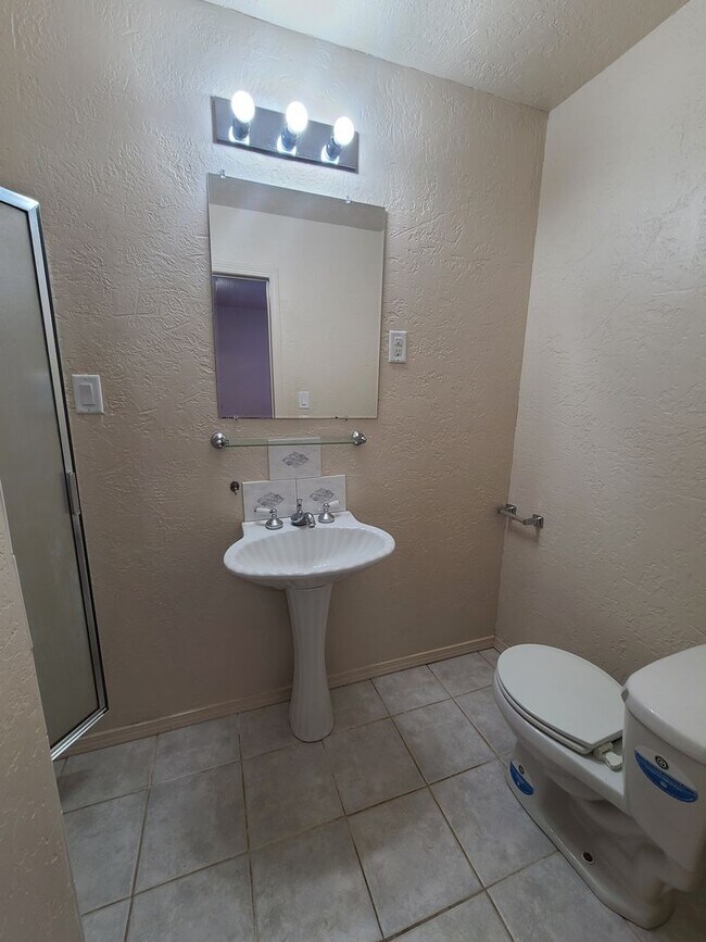 Building Photo - Great spacious 3 bedroom 2 bath in Wolflin!