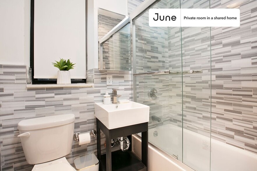 Building Photo - Private bedroom in 3 bed/2 bath Home
