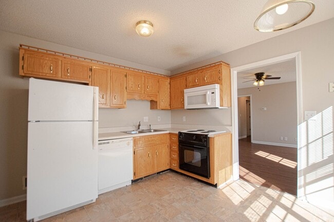 Building Photo - Pet Friendly Three Bedroom!