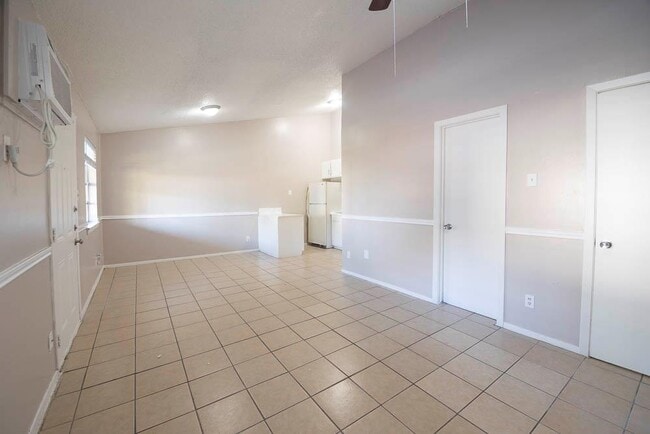 Building Photo - 1300 Parker Ln