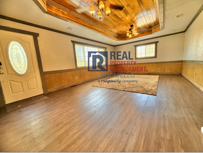 Building Photo - Beautiful 5 bed 2 bath country living - 5+...