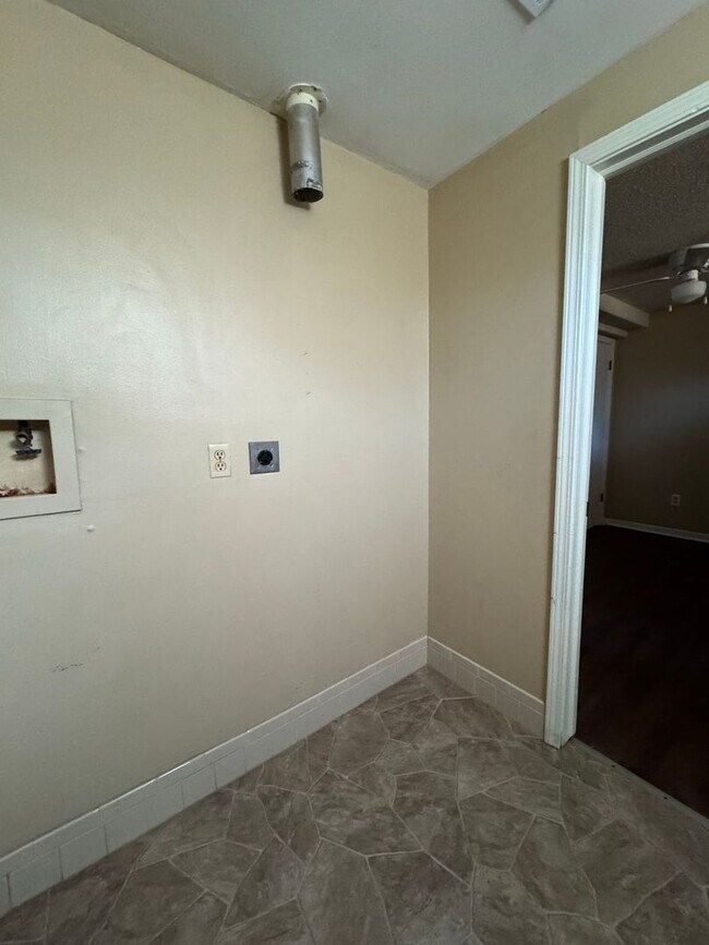 Building Photo - Comfort & Convenience in Shawnee – 3BR Duplex Coming Soon!