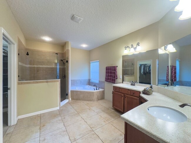 Building Photo - 15 Hunters Hollow Ct