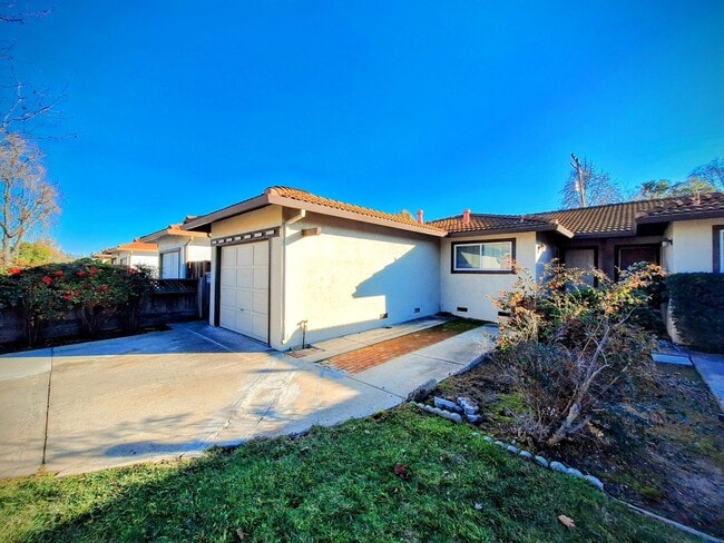 Building Photo - Charming 2bd Duplex With Private Yard & Garage