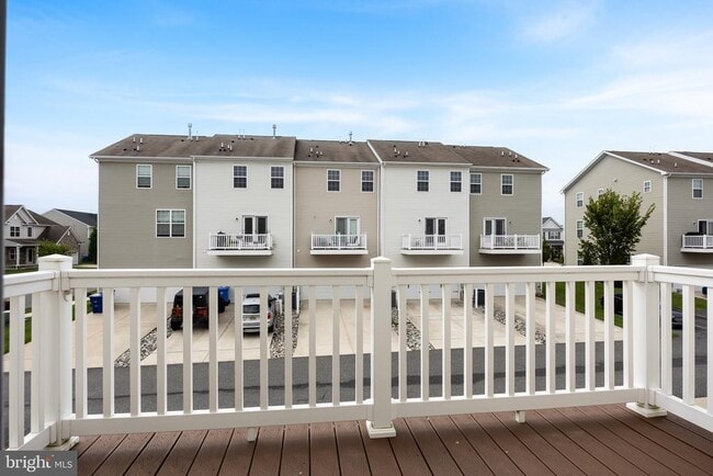 Building Photo - 490 N Palace Dr