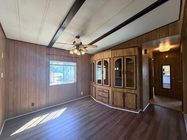 Building Photo - Perfect home in the perfect location!