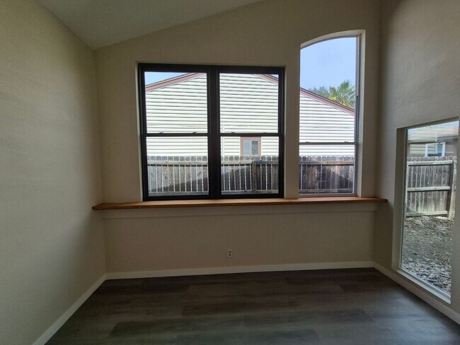 Building Photo - 4018 Sunrise Cove Dr