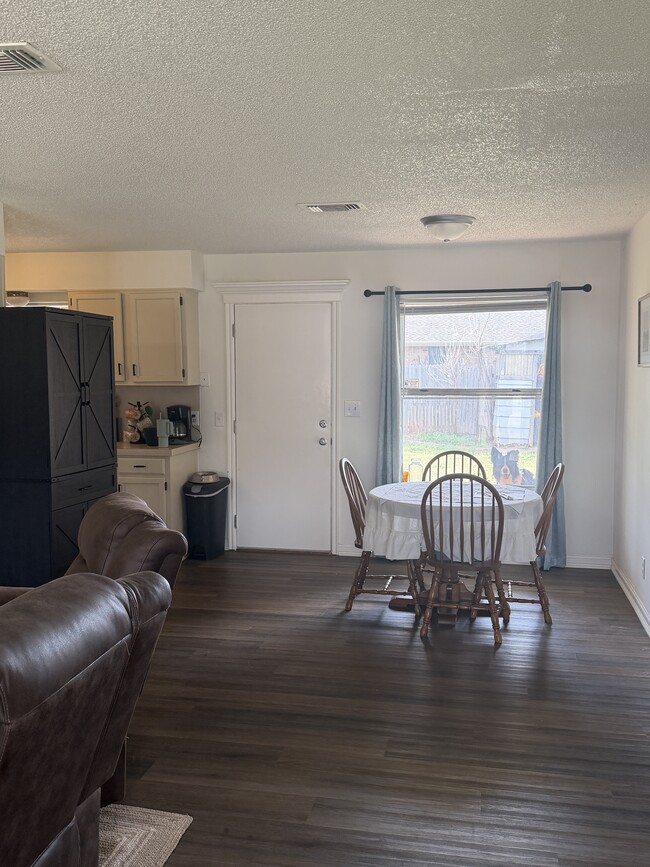 Building Photo - 927 E Krayler Ave