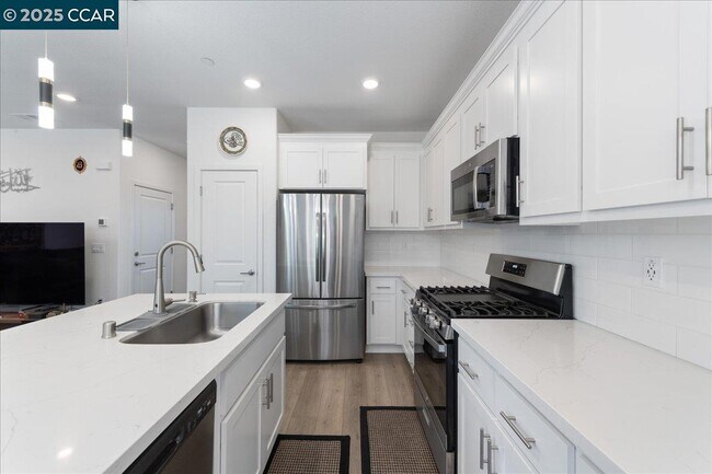 Building Photo - 300 Hideaway Ln