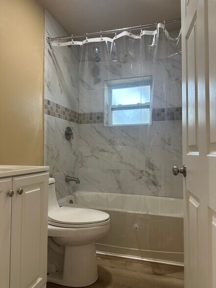 Building Photo - 124 S Oleander Ave