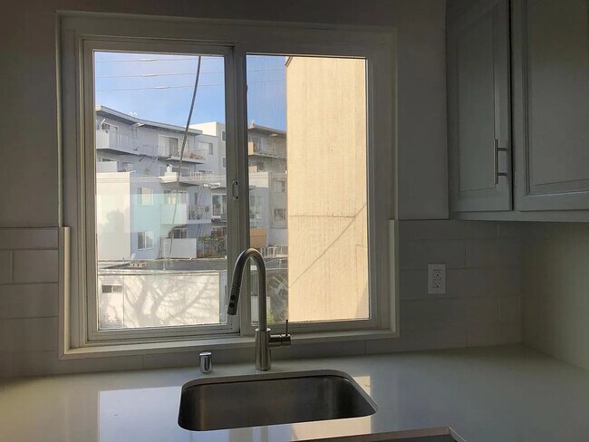 Building Photo - 807 Burnett Ave