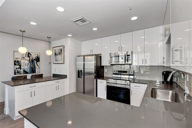 Building Photo - 1703 N Tamiami Trl