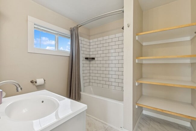Building Photo - Charming 2 bedroom, 1 bath house