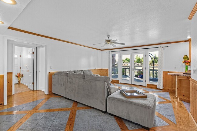 Building Photo - *COMING SOON!* 4 bed/3 bath lake house wit...