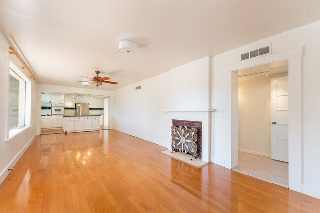 Building Photo - 111 Sunset Blvd